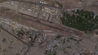 Situasi ini mendorong ribuan warga Afghanistan untuk membanjiri bandara, bahkan hingga ke landasan, demi bisa meninggalkan negara tersebut. Dok. Planet Labs Inc. via AP.