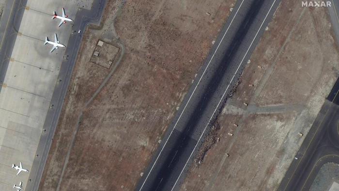 Warga berebut masuk pesawat untuk pergi dari Afghanistan usai Taliban merebut kekuasaan negara ini. Begini penampakannya dari satelit.