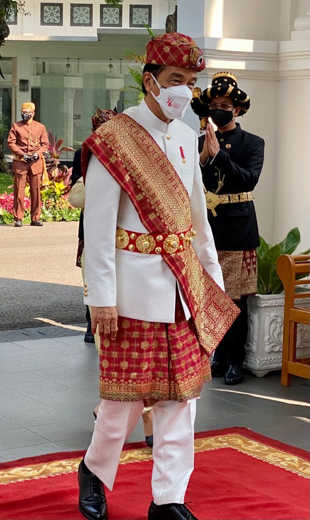 Presiden Joko Widodo kembali kenakan pakaian adat saat upacara peringatan detik-detik proklamasi kemerdekaan RI. Kali ini, Jokowi memakai pakaian adat Lampung.