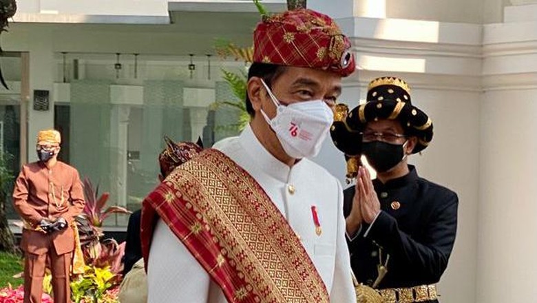 Penampilan Jokowi Berbaju Adat Lampung di Upacara Kemerdekaan RI Presiden Joko Widodo kembali kenakan pakaian adat saat upacara peringatan detik-detik proklamasi kemerdekaan RI. Kali ini, Jokowi memakai pakaian adat Lampung.