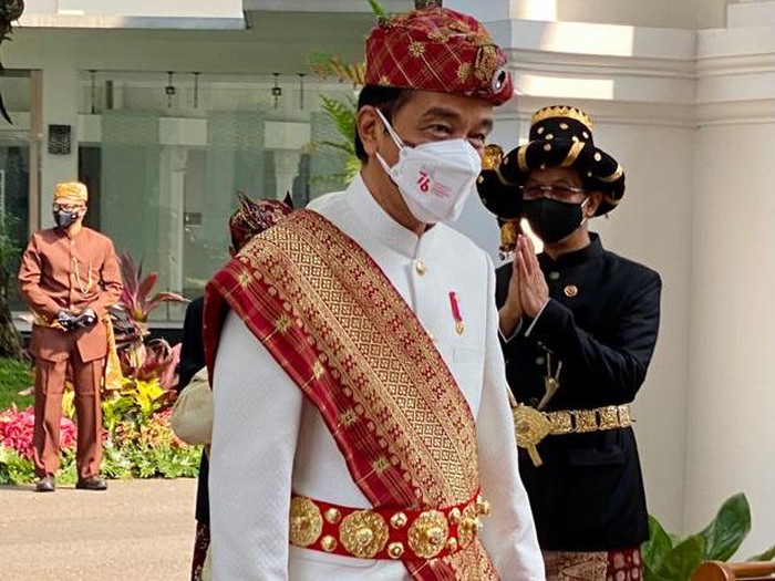 Presiden Joko Widodo kembali kenakan pakaian adat saat upacara peringatan detik-detik proklamasi kemerdekaan RI. Kali ini, Jokowi memakai pakaian adat Lampung.