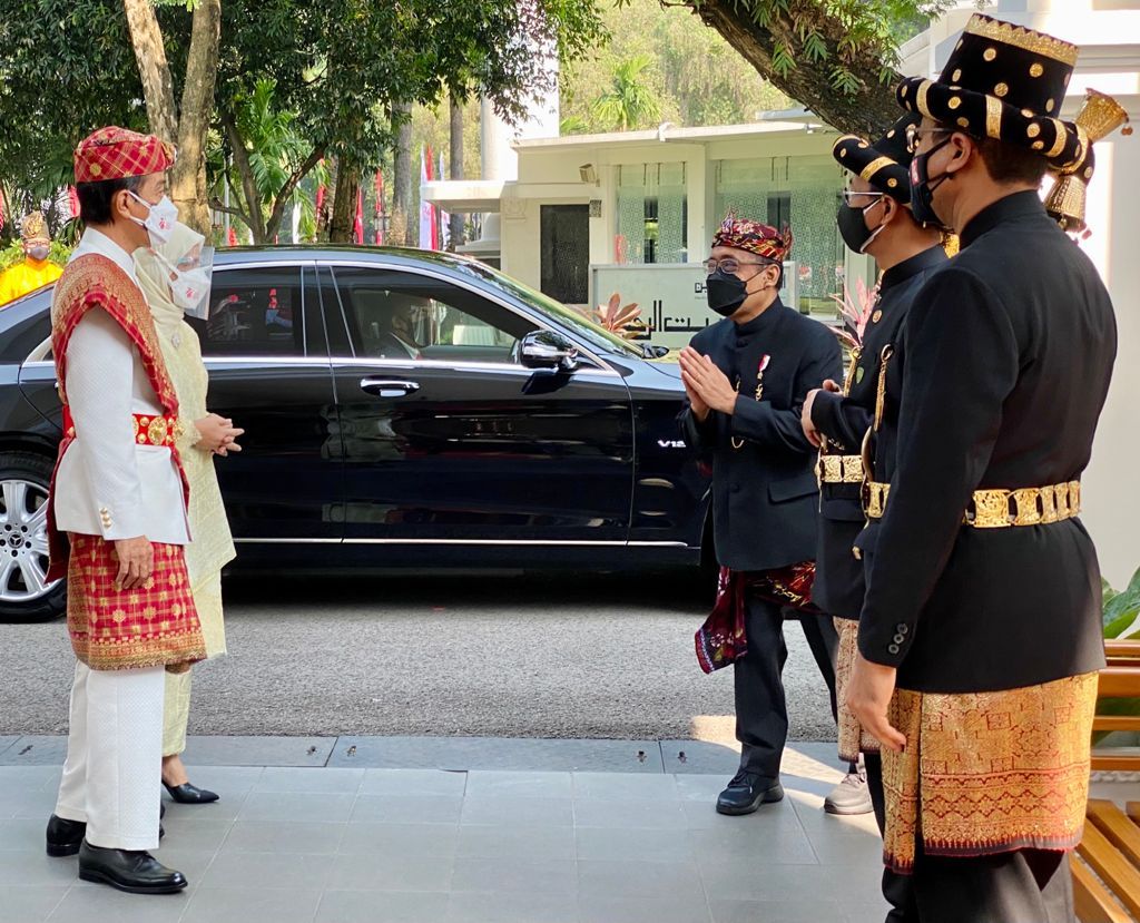 Presiden Joko Widodo kembali kenakan pakaian adat saat upacara peringatan detik-detik proklamasi kemerdekaan RI. Kali ini, Jokowi memakai pakaian adat Lampung.