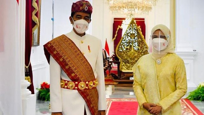Presiden Joko Widodo kembali kenakan pakaian adat saat upacara peringatan detik-detik proklamasi kemerdekaan RI. Kali ini, Jokowi memakai pakaian adat Lampung.