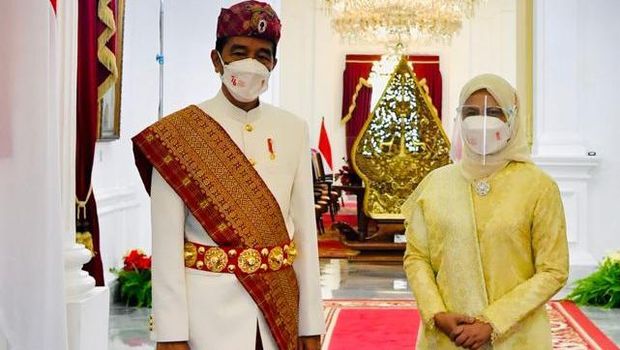 Presiden Joko Widodo kembali kenakan pakaian adat...                    </div>

                    <div class=