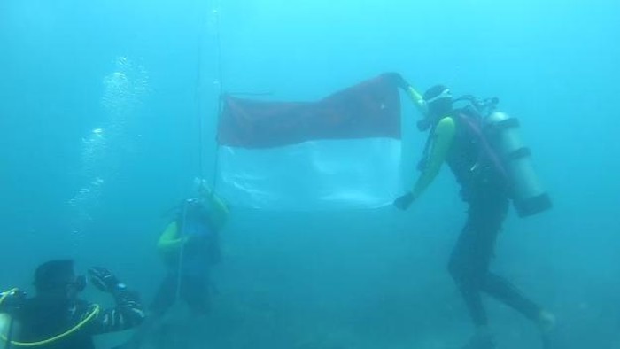 Pengibaran bendera bawah laut Pulau Sangiang (M Iqbal/detikcom)