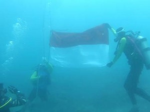 20 Penyelam Kibarkan Bendera Merah-Putih di Bawah Laut Pulau Sangiang Banten