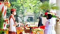 Anggota Paskibraka asal Provinsi Sumatera Utara, Ardelia Muthia Zahwa membawa bendera Merah Putih untuk kemudian dikibarkan.