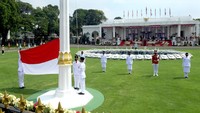 Pengibaran bendera Merah Putih dengan diiringi lagu kebangsaan Indonesia Raya berhasil dilakukan dengan baik oleh para Paskibraka. Sang Merah Putih tampak gagah berkibar di halaman Istana Merdeka.