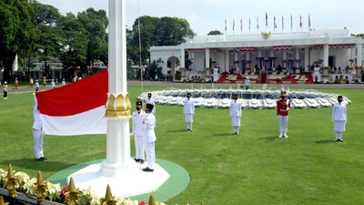 Presiden Jokowi Pimpin Upacara Pengibaran Sang Saka Merah Putih di Istana