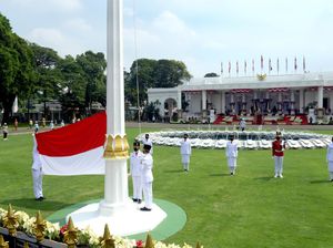 Presiden Jokowi Pimpin Upacara Pengibaran Sang Saka Merah Putih di Istana
