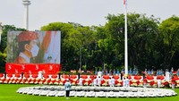 Setelah pengibaran bendera, masyarakat dan para undangan disuguhi persembahan lagu Syukur dan Maju Tak Gentar oleh Gita Bahana Nusantara yang ditayangkan secara virtual.
