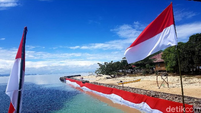 Pengibaran Bendera Merah Putih sepanjang 26 m di Polman