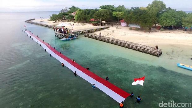 Pengibaran Bendera Merah Putih sepanjang 26 m di Polman