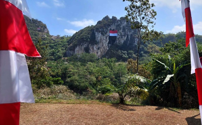 Bendera merah putih raksasa membentang di Tebing Hawu, Kabupaten Bandung Barat (KBB), Selasa (17/8). Hal ini pun menarik perhatian warga.