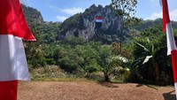 Bendera merah putih dengan panjang 15 meter dan lebar 10 meter itu dibentangkan dengan ketinggian 90 meter oleh komunitas panjat tebing dan mahasiswa Bandung Raya.