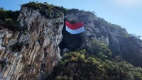 Koordinator lapangan kegiatan Hasan Husairi mengatakan proses pembentangan bendera merah putih raksasa tersebut dilakukan pada pukul 09.30 WIB diiringi lantunan lagu Indonesia Raya dan penghormatan peserta upacara yang hadir.