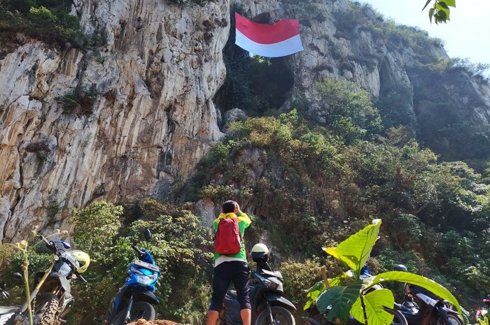 Bendera merah putih raksasa membentang di Tebing Hawu, Kabupaten Bandung Barat (KBB), Selasa (17/8). Hal ini pun menarik perhatian warga.