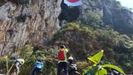 Memotret Merah Putih di Tebing Hawu