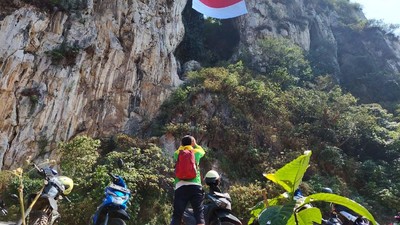 Memotret Merah Putih di Tebing Hawu