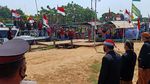 Saat Nelayan Ikut Upacara Bendera dari Atas Kapal