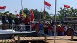 Saat Nelayan Ikut Upacara Bendera dari Atas Kapal