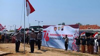 Keunikan dalam upacara tersebut, sejumlah perangkat desa memakai pakaian adat Jawa dan pasukan pengibar bendera dilakukan oleh anggota Satlantas Polres Kendal.