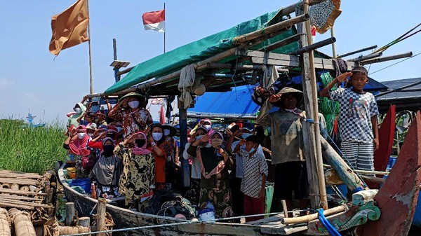 Saat Nelayan Ikut Upacara Bendera dari Atas Kapal
