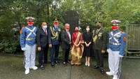Usai Upacara Kemerdekaan, Dubes Heri melakukan kunjungan dan peletakan karangan bunga di Monumen Soekarno yang berada persis di samping kuil kuno Seisho Tokyo. (Foto: Dokumentasi KBRI Tokyo)
