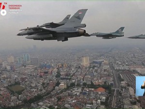 Top! Elang-elang Angkatan Udara Ucapkan Dirgahayu RI dari Pesawat Tempur