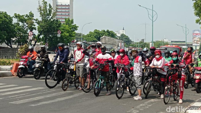 Pesepeda di Jalan Gatsu Jakarta sikap sempurna 3 menit pukul 10.17 WIB di HUT ke-76 RI (Wilda Hayatun Nufus/detikcom).