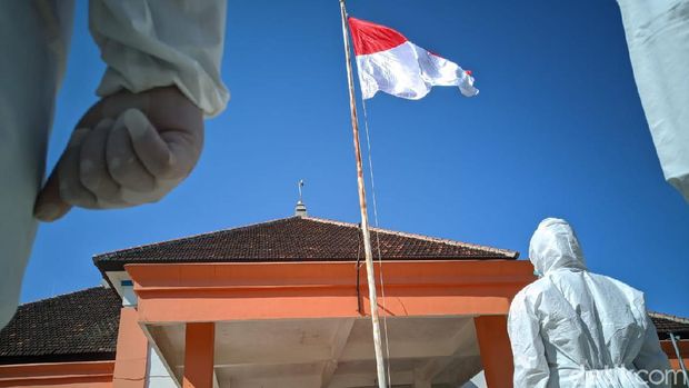 petugas pemakaman covid  upacara dengan hazmat