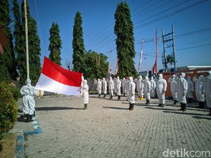 Petugas Pemakaman COVID-19 di Ponorogo Gelar Upacara HUT RI Pakai Hazmat