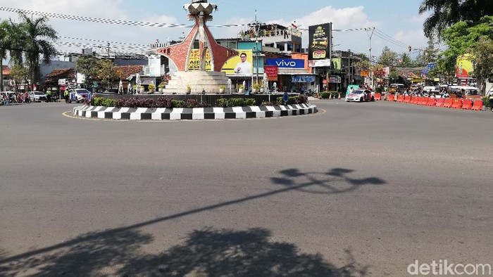Polisi bersama warga di Sumedang berdiri sikap sempurna peringati HUT ke-76 RI.