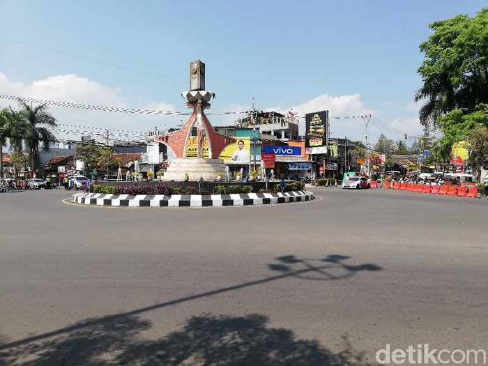 Polisi bersama warga di Sumedang berdiri sikap sempurna peringati HUT ke-76 RI.