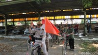Pantauan di lokasi acara di mulai dari gedung Juang 45 Kudus, Selasa (17/8). Setelah dari gedung Juang, komunitas sepeda itu menuju ke eks Stasiun Kudus yang berada di Kelurahan Wergu Wetan Kecamatan Kota. 