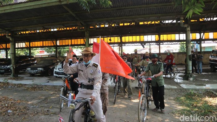 Komunitas sepeda di Kudus punya cara menarik untuk memperingati HUT ke-76 RI. Mereka gelar upacara bendera di eks Stasiun Kudus. Berikut fotonya.