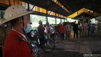 Tampak peserta membawa sepeda masing-masing. Peserta juga mengenakan pakaian jadul ala pejuang kemerdekaan Indonesia. Peserta juga memakai masker dan menerapkan protokol kesehatan.   