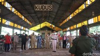 Puluhan anggota komunitas ontel sepeda kuno Ontoseno Kudus, Jawa Tengah menggelar upacara HUT ke-76 Kemerdekaan Indonesia di eks stasiun Kudus. Kegiatan ini bertujuan untuk mengenang kembali perjalanan pahlawan bangsa. 