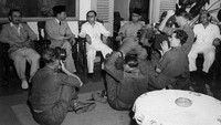 Sehari setelah kemerdekaan Indonesia, Sukarno pun dipilih menjadi presiden pertama Indonesia berdasarkan hasil sidang 18 Agustus 1945. Sementara itu, Mohammad Hatta dipilih menjadi wakil presiden. Keystone/Getty Images.