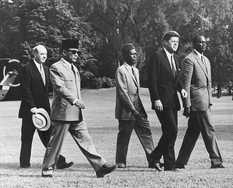 Sosok Sukarno tak dapat dilepaskan bila bicara kemerdekaan Indonesia. Presiden pertama Indonesia itu juga dikenal memiliki kedekatan dengan sejumlah tokoh dunia