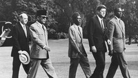 Sebagai seorang pemimpin negara, Sukarno dinilai sebagai sosok yang kharismatik dan disegani di dunia internasional. Ia pun diketahui memiliki kedekatan dengan sejumlah tokoh dunia, salah satunya Jhon F Kennedy yang merupakan presiden ke-35 Amerika Serikat. Keystone/Getty Images.  