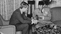 Momen Sukarno berbincang dengan senator Robert F Kennedy saat bertemu di Hotel Imperial yang berada di kawasan Tokyo Jepang sekitar tahun 1964. Keystone/Hulton Archive/Getty Images.  