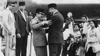 Presiden Ayub Khan dari Pakistan (foto di sebelah kanan) menyapa Presiden Sukarno dari Indonesia di bagian depan pesawat saat ia tiba di Bandara Karachi untuk kunjungan resminya ke Pakistan. Publikasi Asli: People Disc - HL0163. Keystone/Getty Images.