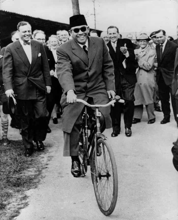 Potret Sukarno, Bapak Bangsa yang Disegani Tokoh-Tokoh Dunia Sosok Sukarno tak dapat dilepaskan bila bicara kemerdekaan Indonesia. Presiden pertama Indonesia itu juga dikenal memiliki kedekatan dengan sejumlah tokoh dunia