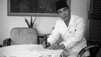 Peci dan Power Dressing Bung Karno, Gaya yang Mendekatkan Diri dengan Rakyat