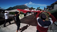 Warga sekitar juga ingin memperingati HUT Republik Indonesia dengan cara yang sangat sederhana, sekaligus ingin mempromosikan agar masyarakat kembali ke pertanian.