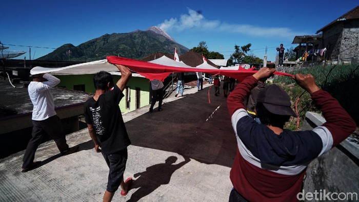 Potret Upacara HUT RI di Lereng Merbabu Warga Dukuh Selo Tengah Desa Selo Kecamatan Selo Boyolali Jawa Tengah menggelar pengibaran bendera raksasa di lereng Gunung Merapi. Begini potretnya.