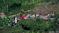 Biasanya acara tersebut diikuti oleh Kepala Desa dan berbagai unsur, perangkat desa, PKK, pelajar, serta tokoh masyarakat dan para relawan.