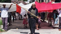 Biasanya warga memang selalu mengadakan acara serupa, namun bukan hanya untuk pengibaran bendera saja, melainkan kegiatan budaya seperti kirab gunung.
