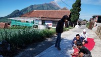 Beginilah potret persiapan warga yang ingin membawa bendera raksasa itu di bentangkan di tengah perkebunan tembakau di lereng Merbabu dengan pemandangan Merapi.